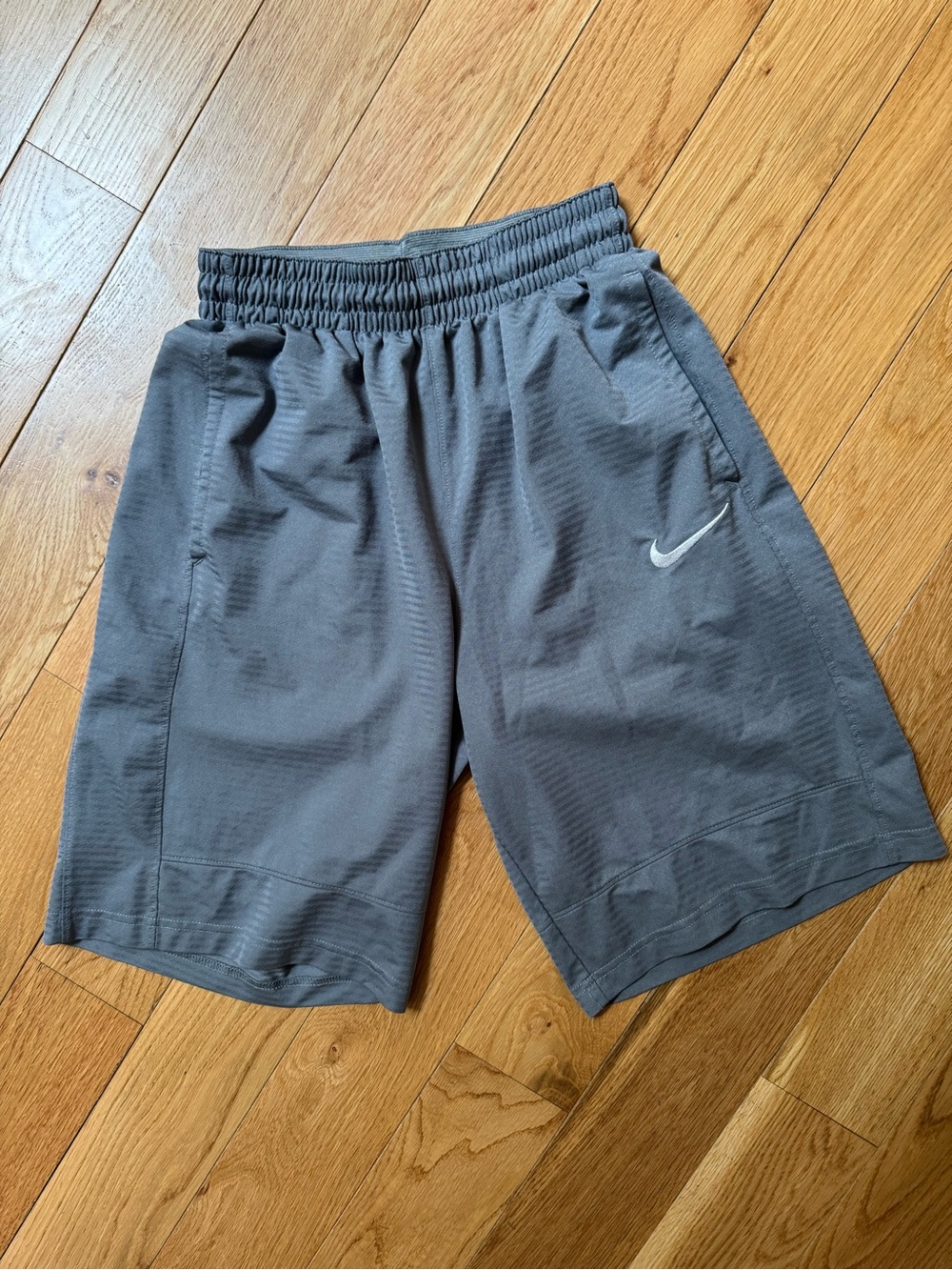 Nike Men’s Gray Dri-FIT Athletic Basketball Shorts, Size Small